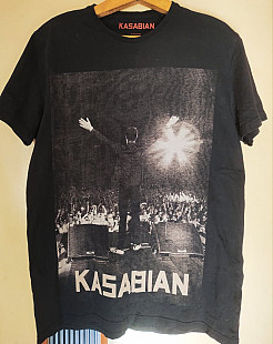 Kasabian - фирменная футболка с принтом группы.