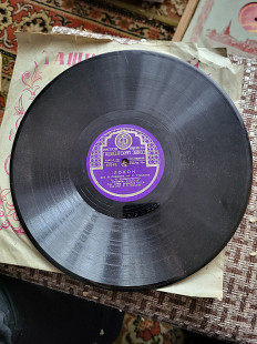 Патефонна платівка на 78 обертів, виготовлена Ташкентським заводом. Фіолетова етикетка зазвичай свід