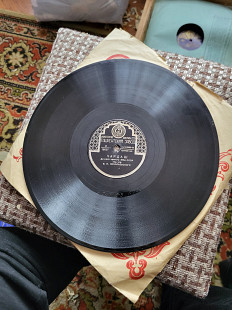 Це видання Ташкентського заводу (номери 15251 та 15252). Це класична патефонна платівка на 78 оберті