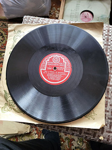 Клавдія Шульженко, а на іншій — популярний баритон Володимир Бунчиков.