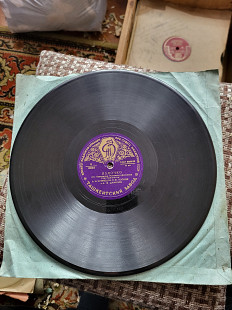 Це платівка з народною музикою у виконанні тріо баяністів. Як і попередні екземпляри, вона випущена