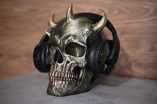 Підставка-череп під навушники