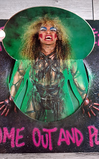 TWISTED SISTER COME OUT AND PLAY ( WEA 781 275-1 A2/B ) with Die Cut Cover 1985 GER