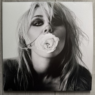 Miley – Bass Persuades (Lipstick Red Vinyl, Bonus Track “Smile” + Poster)