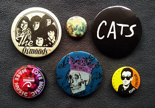 Фирменные значки Oasis, Osmonds, мюзикл Cats